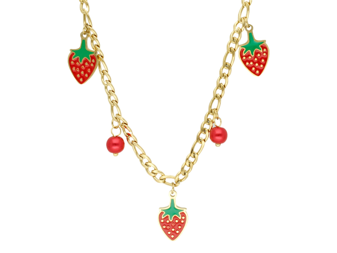 Collar de cadena dorada con dijes de fresas rojas y perlas rojas pequeñas.