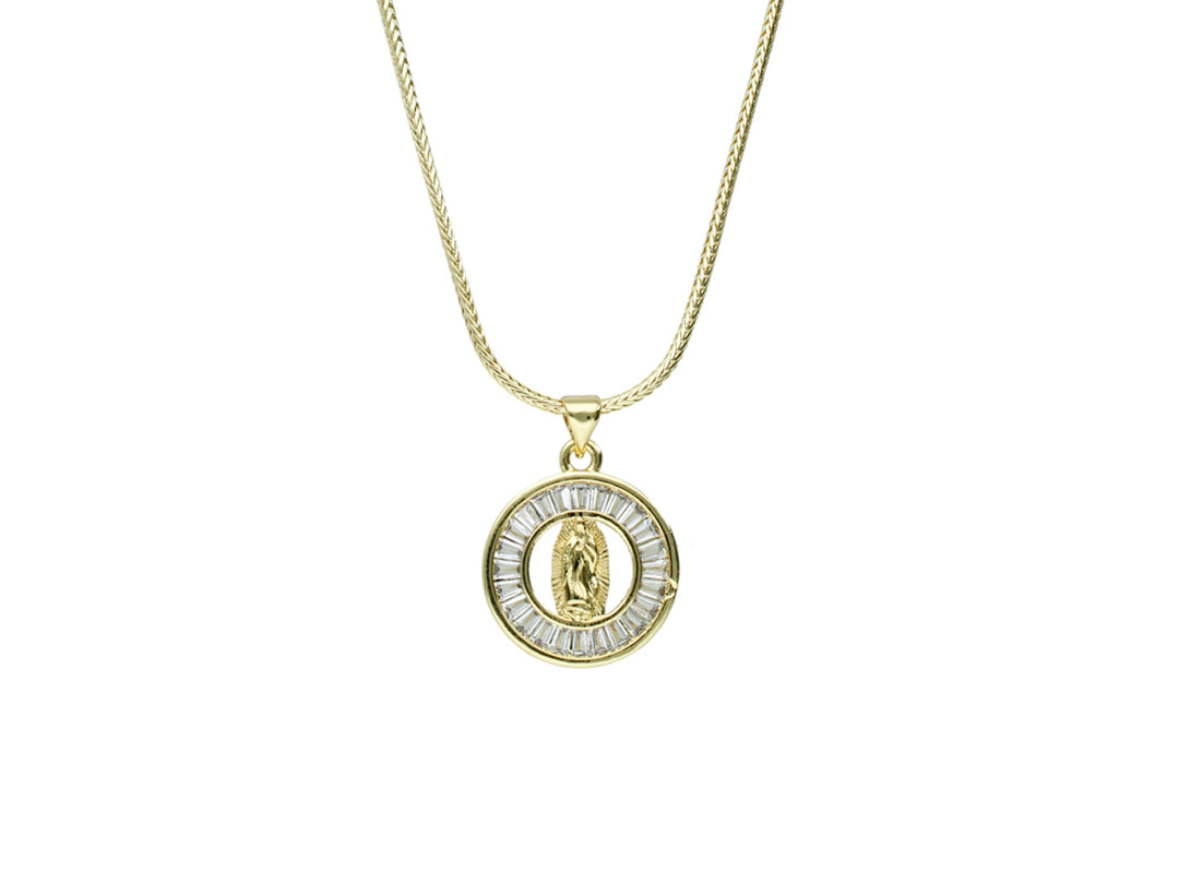 Collar dorado de la marca ROZE con dije circular de la Virgen rodeado de cristales blancos brillantes.