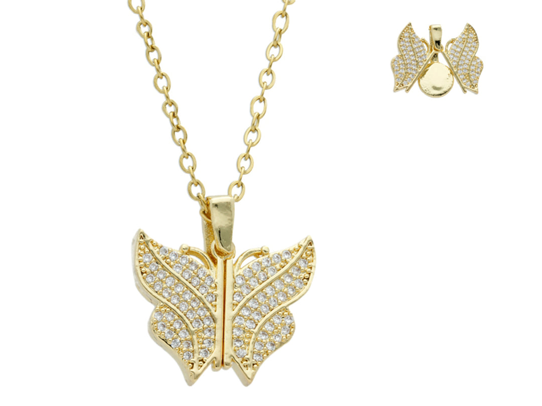 Collar dorado con dije de mariposa incrustado de cristales brillantes y cadena a juego.