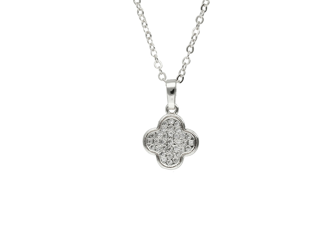 Collar de plata con dije en forma de trébol adornado con brillantes sobre fondo blanco.