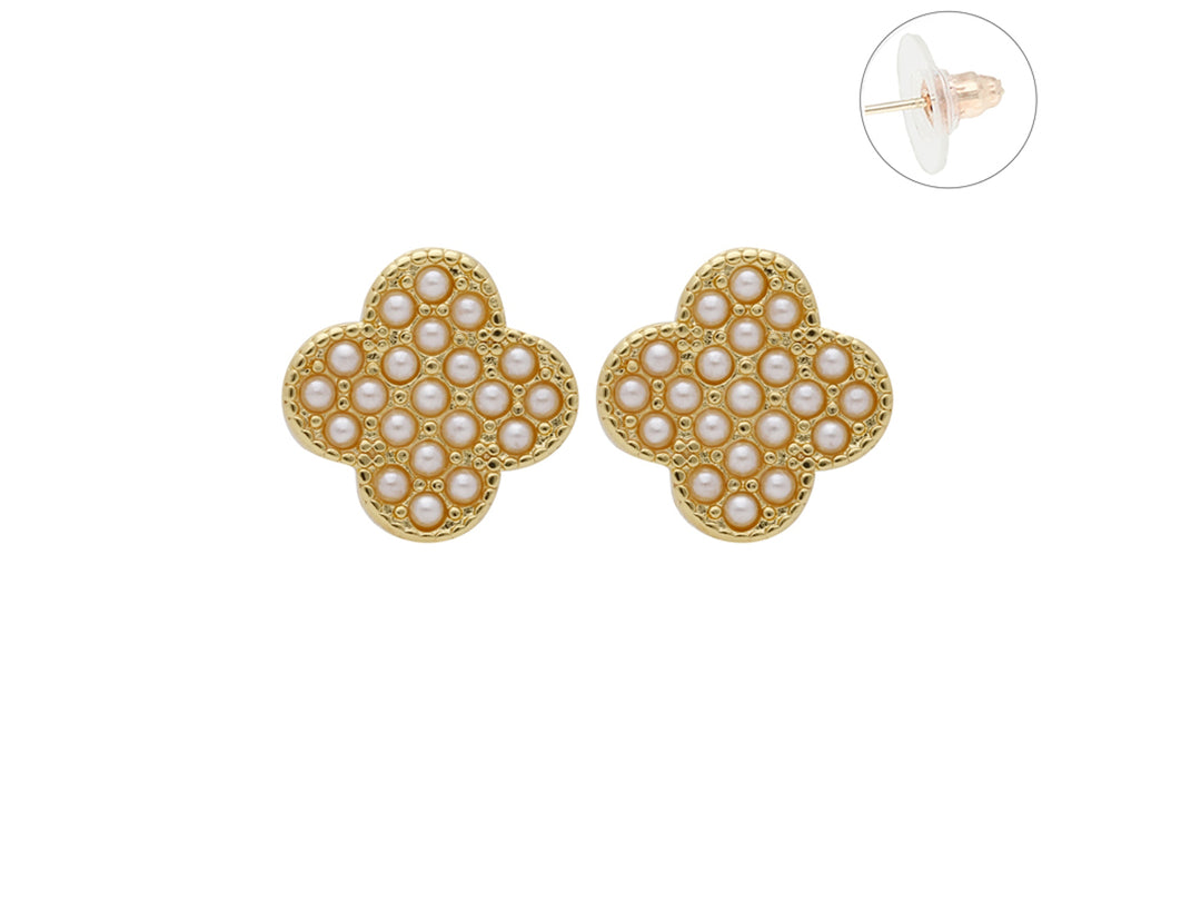 Par de pendientes dorados en forma de trébol con pequeñas perlas blancas incrustadas.