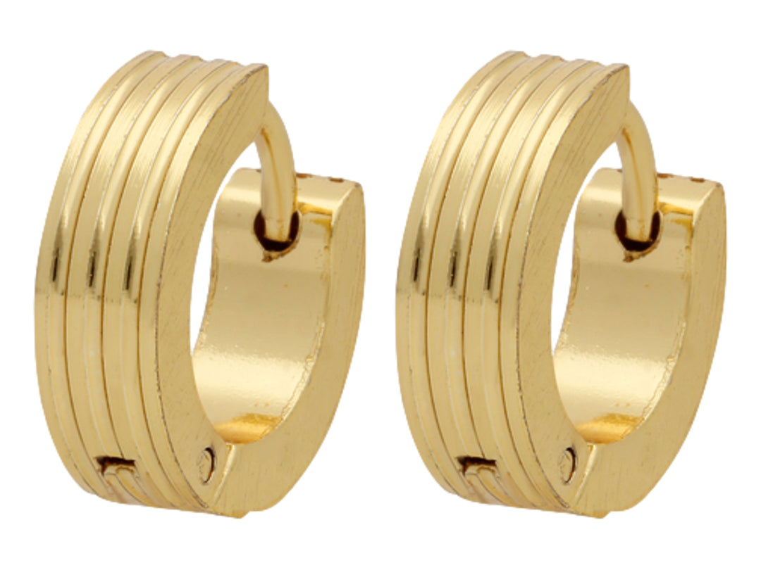 Par de pendientes tipo argolla en color dorado con diseño de líneas verticales paralelas y acabado brillante.