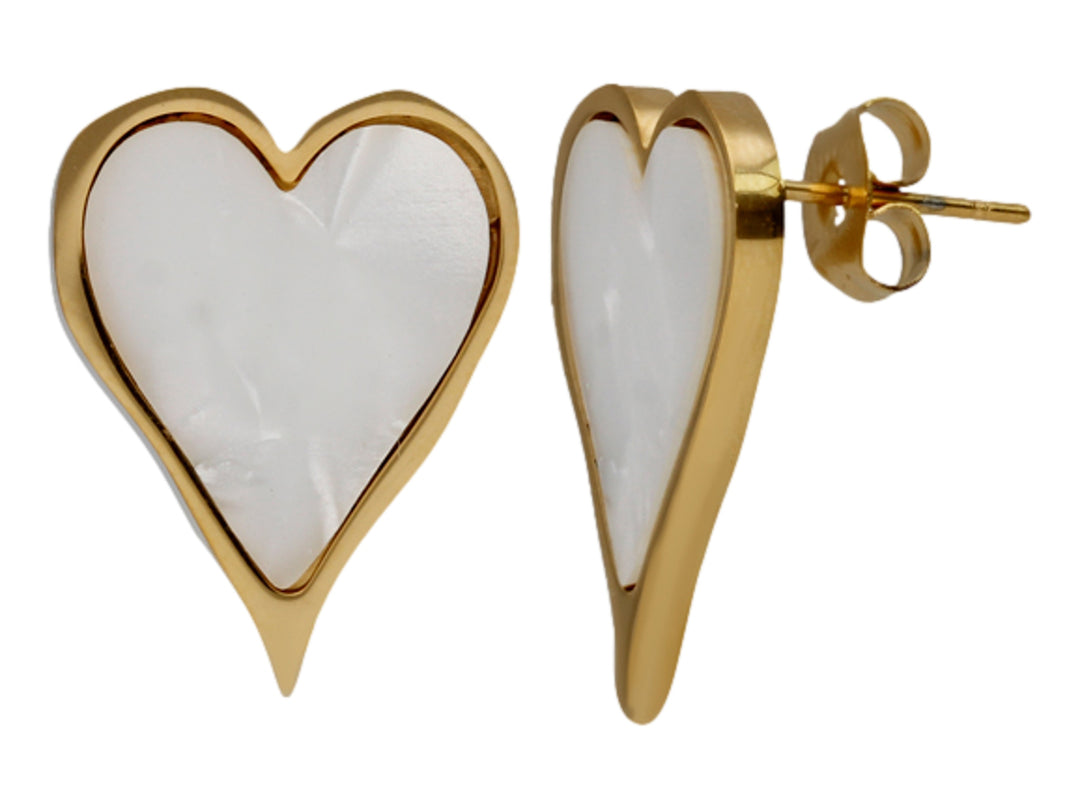 Par de pendientes dorados en forma de corazón con centro blanco brillante.