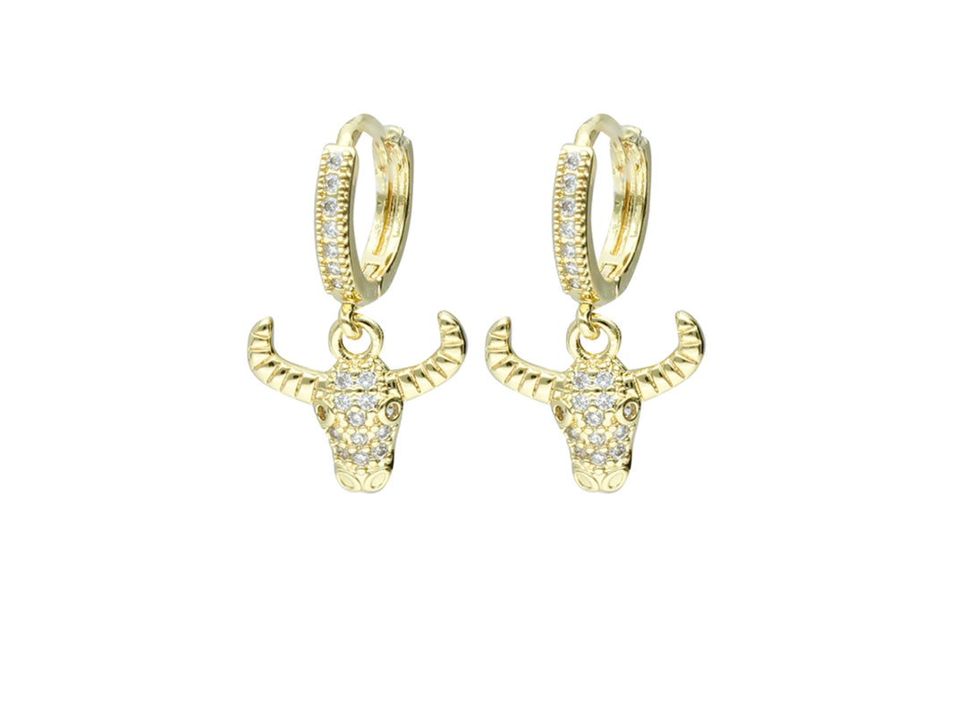 Par de aretes dorados tipo aro con dije en forma de cabeza de toro adornada con brillantes.