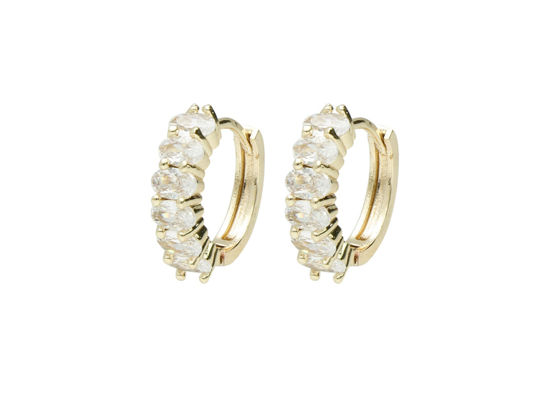 Par de aretes tipo arracada en color dorado con incrustaciones de piedras brillantes blancas.