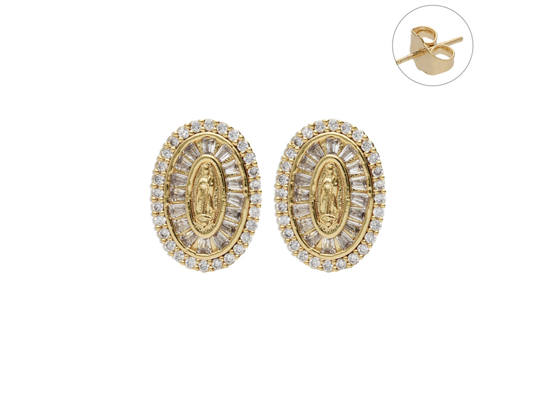 Par de pendientes ovalados dorados con incrustaciones de circonias blancas y un relieve central religioso.