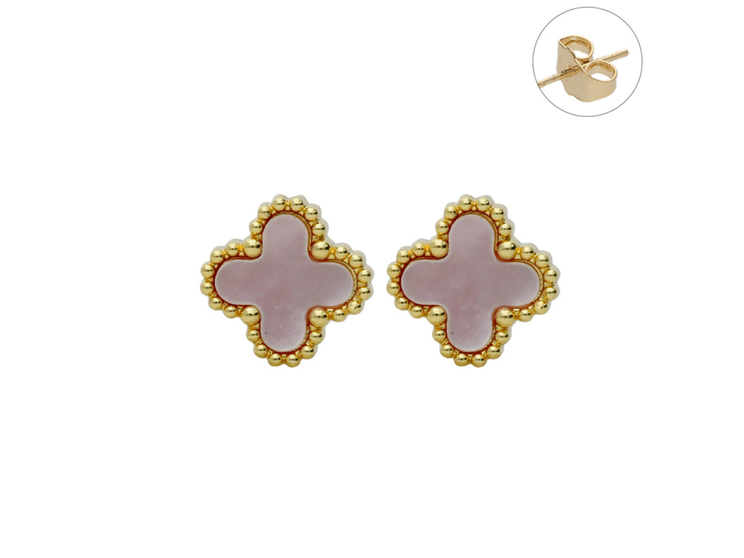 Par de pendientes dorados con forma de trébol y centro en color rosa pálido.