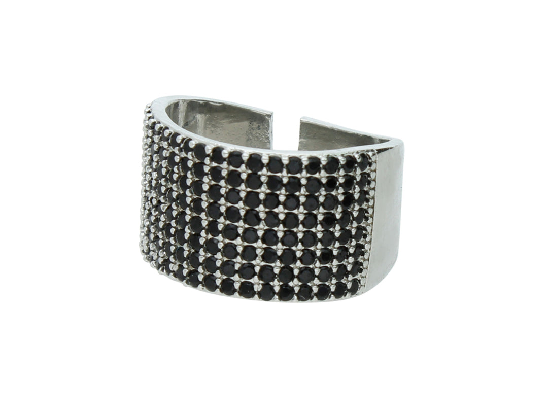 Anillo de plata con banda ancha decorada con pequeñas piedras negras brillantes.