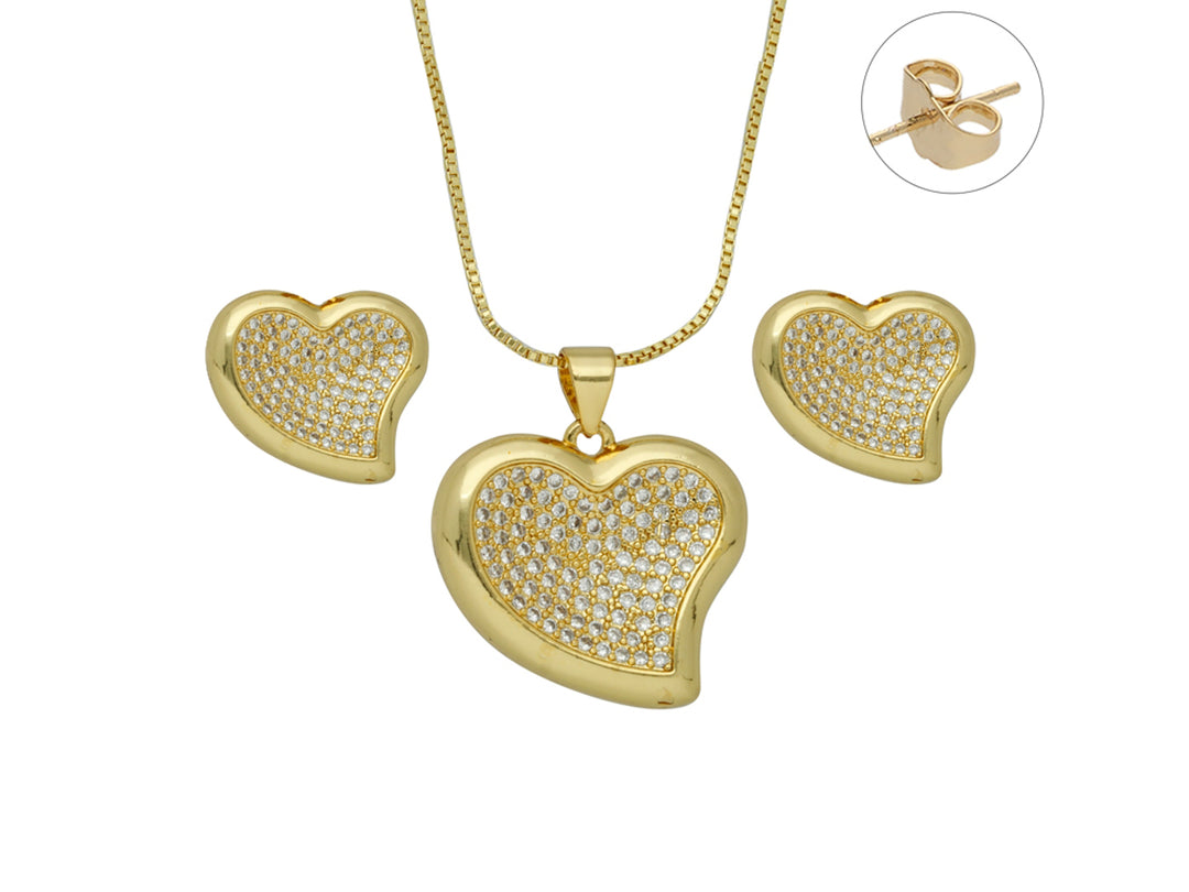 Set de joyería dorado con collar y aretes en forma de corazón con incrustaciones de cristales brillantes.