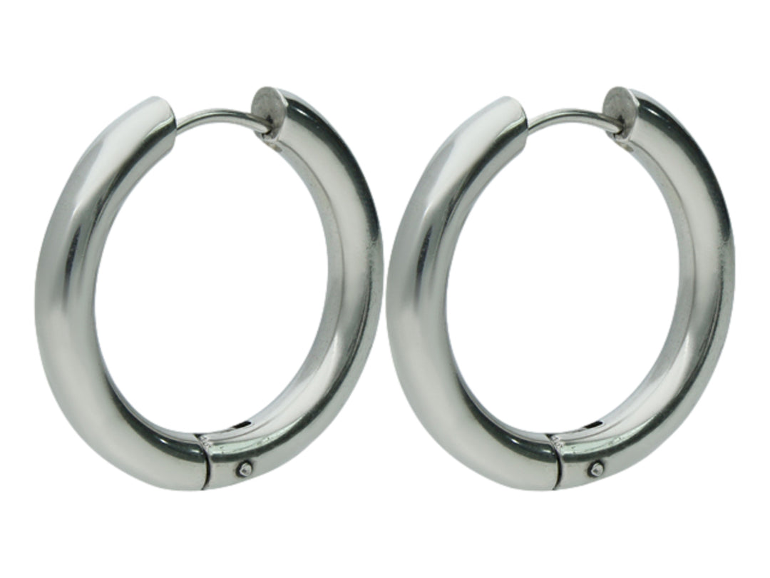 Par de aretes tipo arracada en color plata con acabado brillante y cierre de presión.