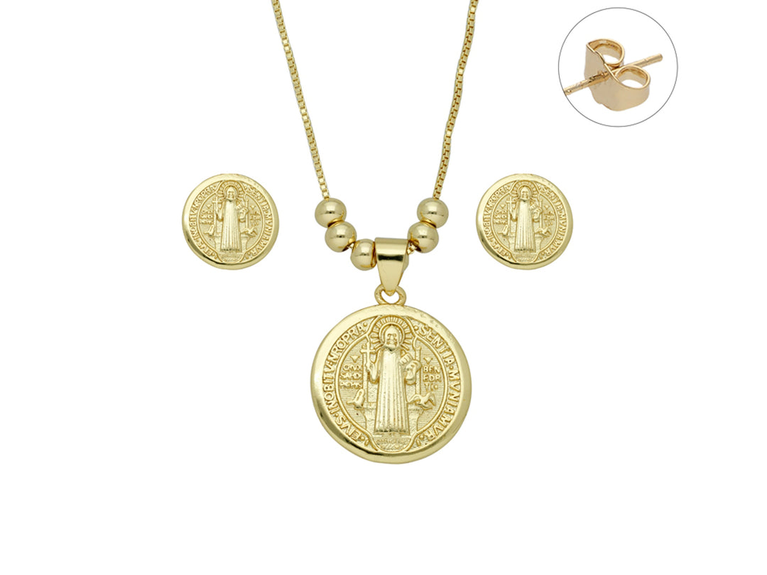 Set de joyería dorado compuesto por un collar con medalla circular grabada y aretes a juego.