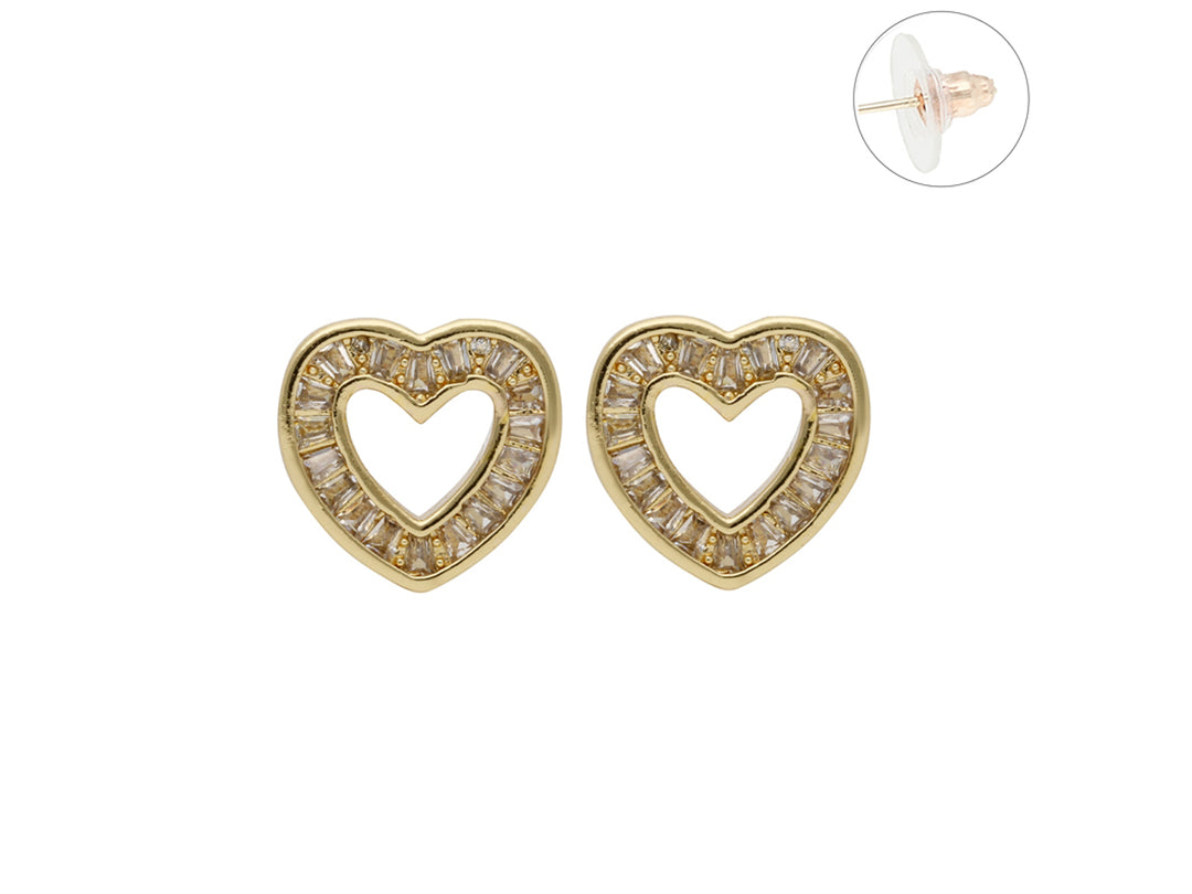 Par de pendientes dorados en forma de corazón con incrustaciones de circonias brillantes.