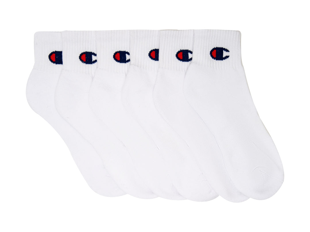 Paquete de 6 pares de calcetines blancos de tobillo marca Champion con logo en el borde.