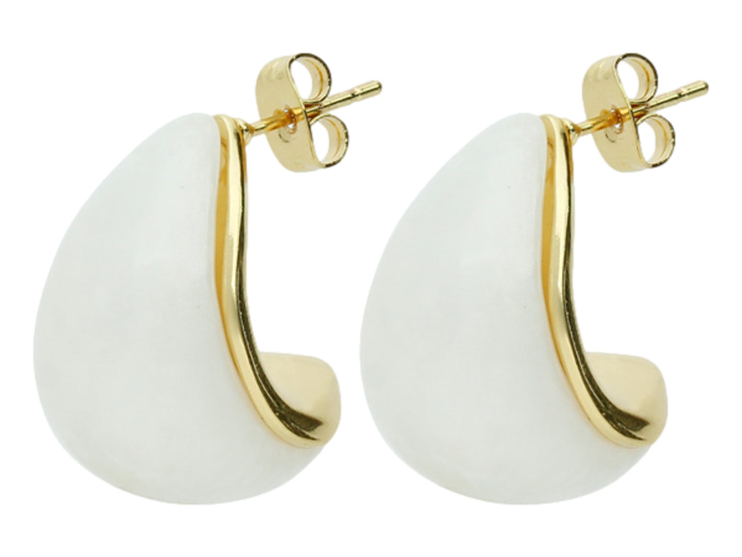 Par de pendientes modernos con diseño curvo en color blanco y detalles en metal dorado.