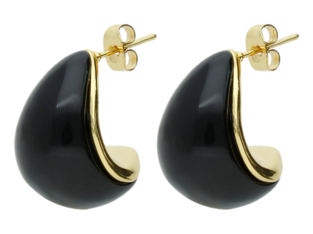 Par de pendientes curvos en color negro con detalles y cierre en tono dorado brillante.