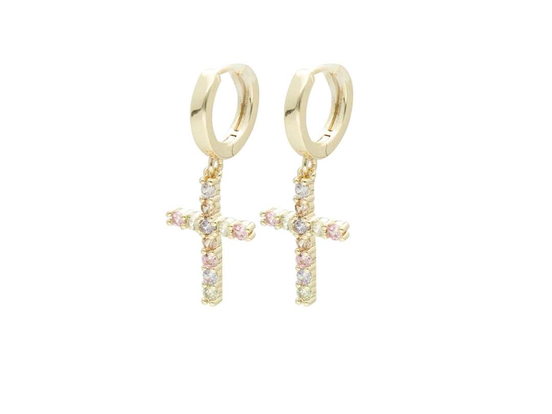 Par de aretes dorados con dijes en forma de cruz adornados con brillantes multicolores.