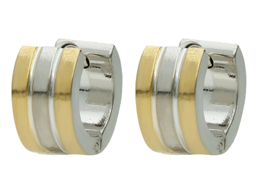 Par de aretes tipo huggie en color plata y dorado con diseño de franjas verticales brillantes.