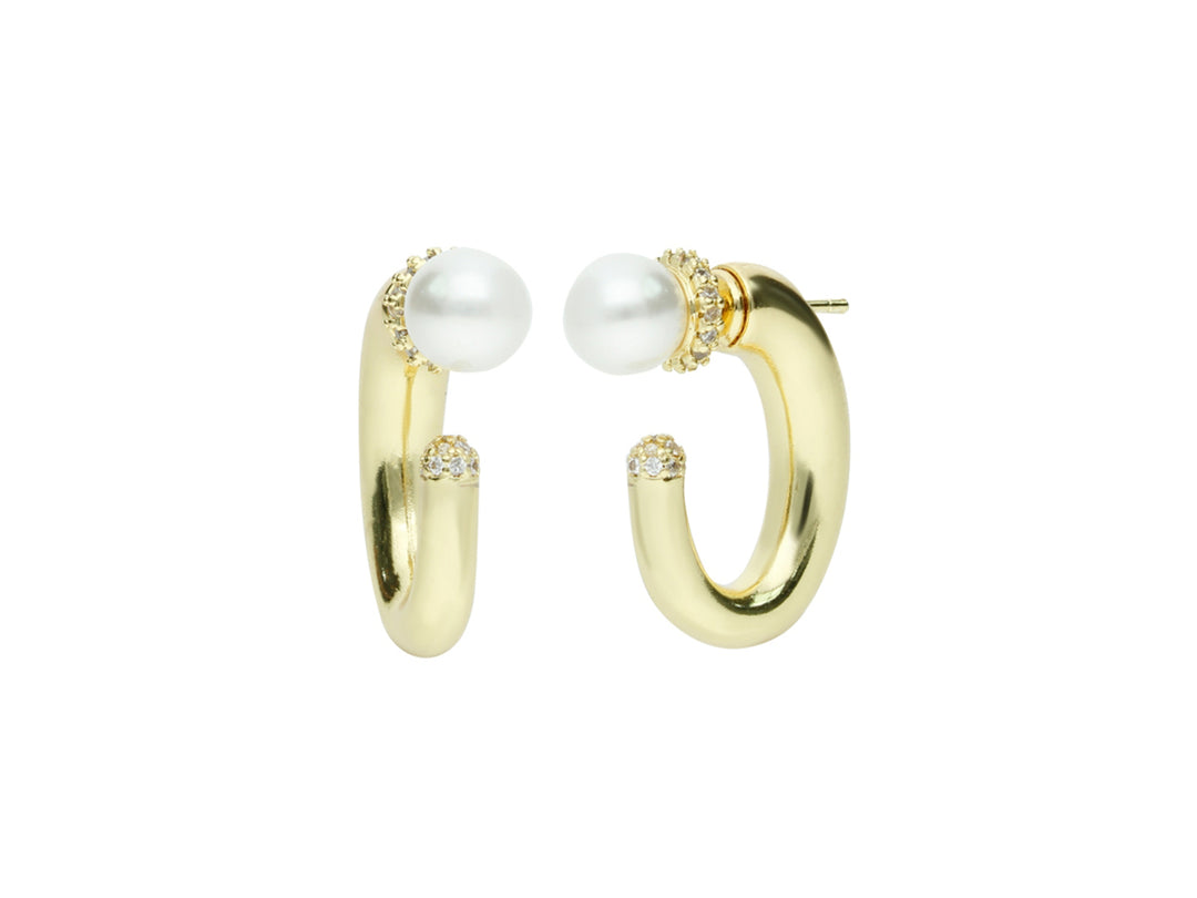 Par de pendientes tipo aro en color dorado con perlas blancas y detalles de cristales brillantes.