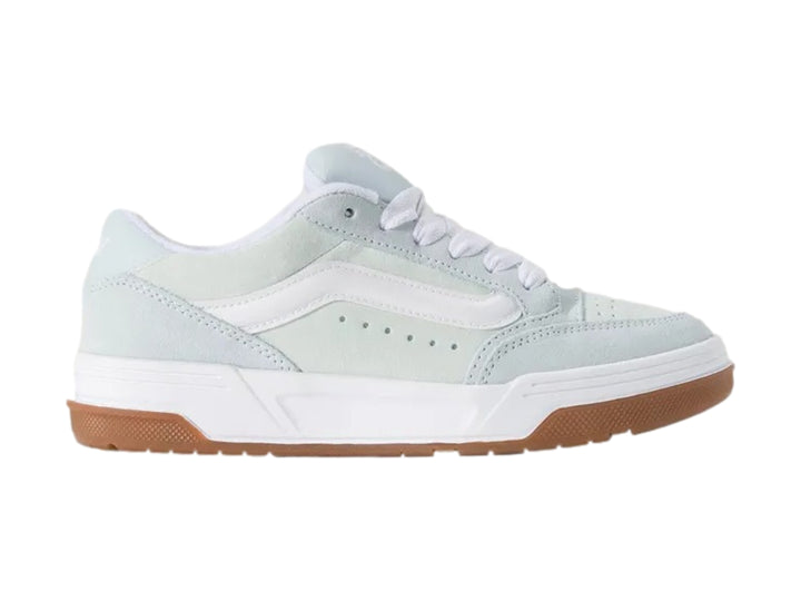 Tenis VANS Hylane color azul claro con suela blanca y base de goma marrón.