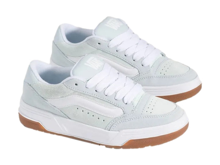 Tenis VANS Hylane color azul claro con suela blanca y base de goma marrón.