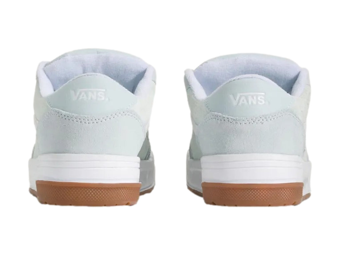 Tenis VANS Hylane color azul claro con suela blanca y base de goma marrón.