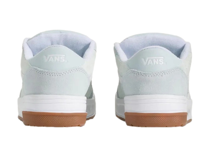 Tenis VANS Hylane color azul claro con suela blanca y base de goma marrón.