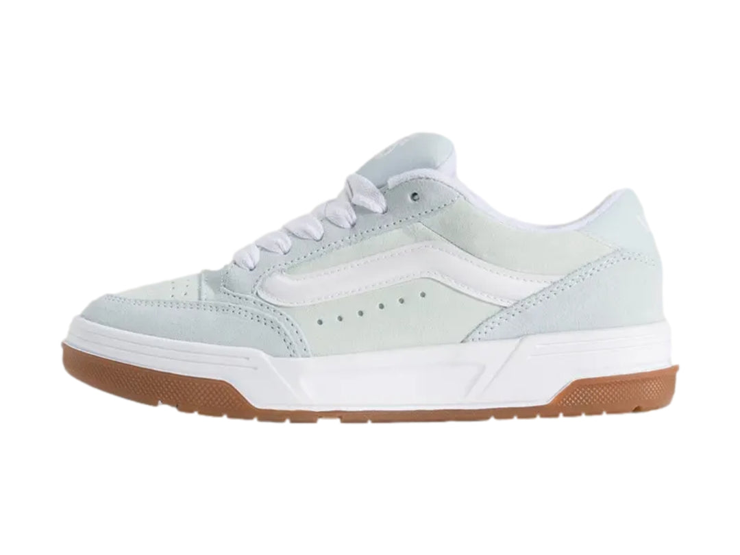 Tenis VANS Hylane color azul claro con suela blanca y base de goma marrón.