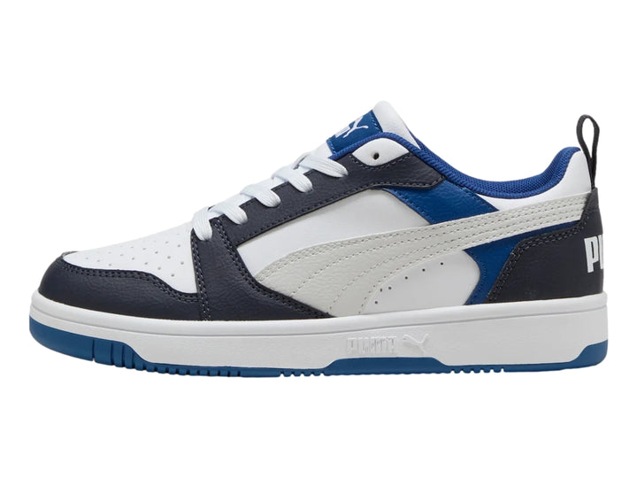 Tenis PUMA Rebound V6 Lo JR color blanco con detalles en azul y negro, diseño deportivo de corte bajo.