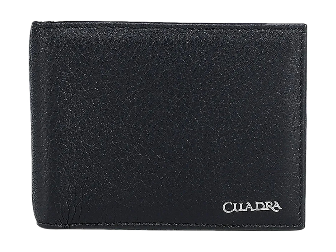 Cartera de cuero negro con textura granulada y logotipo de Cuadra en la esquina inferior derecha.