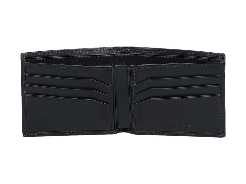 Cartera de cuero negro con textura granulada y logotipo de Cuadra en la esquina inferior derecha.