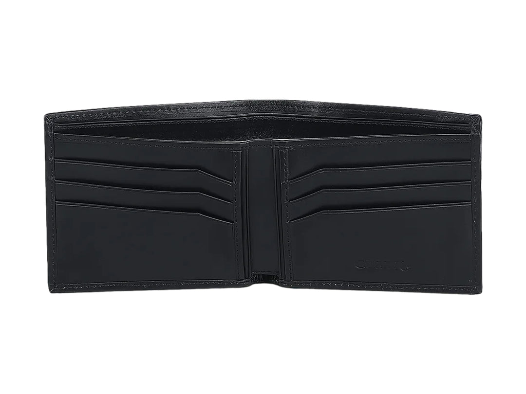 Cartera de cuero negro con textura granulada y logotipo de Cuadra en la esquina inferior derecha.