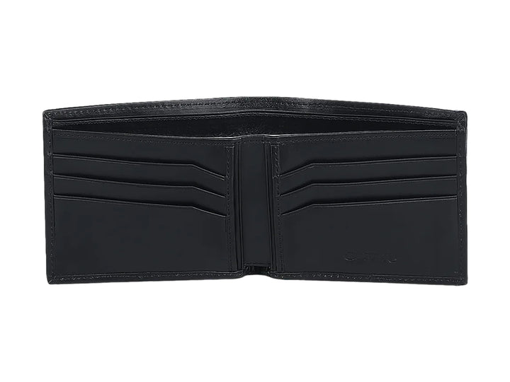 Cartera de cuero negro con textura granulada y logotipo de Cuadra en la esquina inferior derecha.