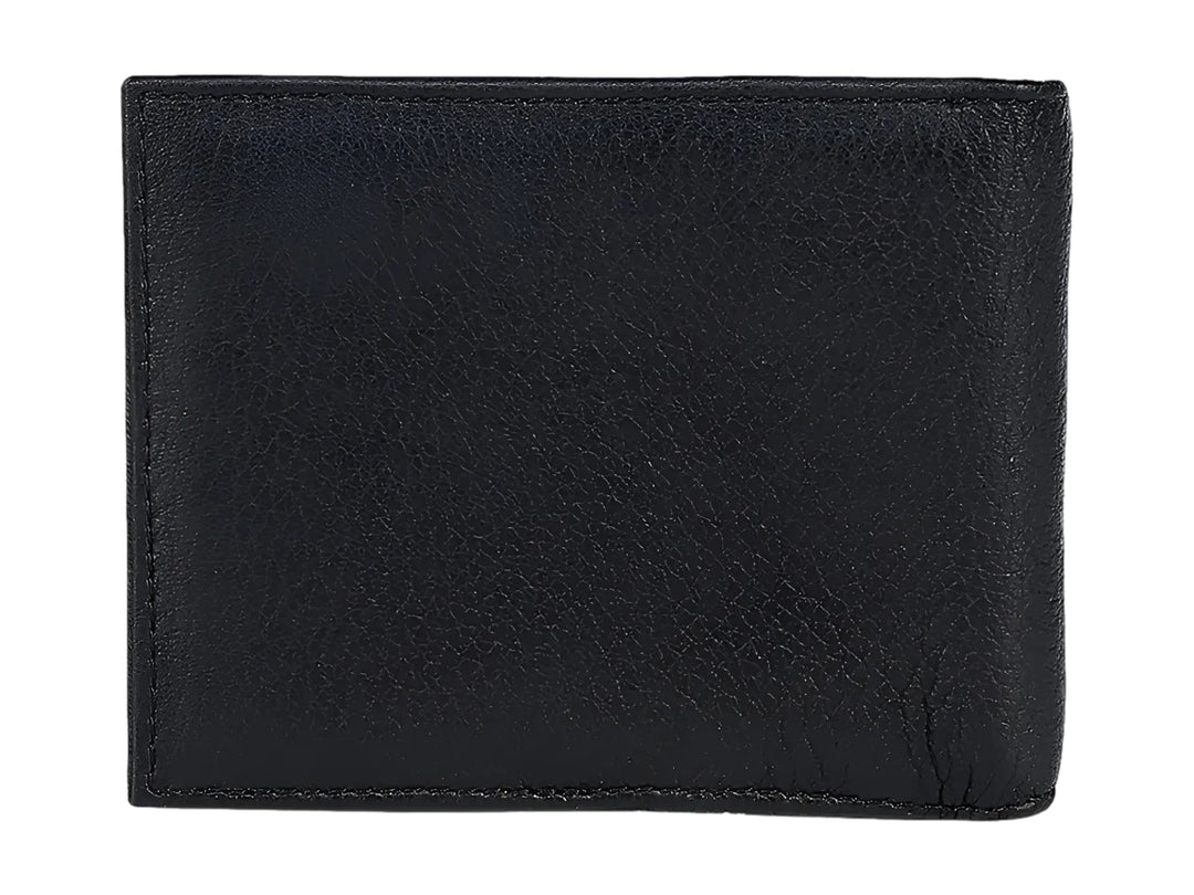 Cartera de cuero negro con textura granulada y logotipo de Cuadra en la esquina inferior derecha.