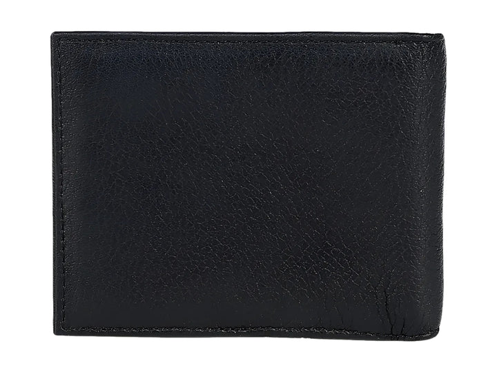 Cartera de cuero negro con textura granulada y logotipo de Cuadra en la esquina inferior derecha.