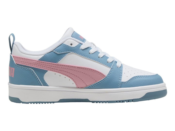 Tenis PUMA Rebound V6 Lo Jr en colores blanco, azul y rosa con suela blanca.