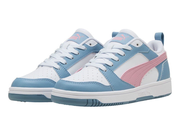 Tenis PUMA Rebound V6 Lo Jr en colores blanco, azul y rosa con suela blanca.