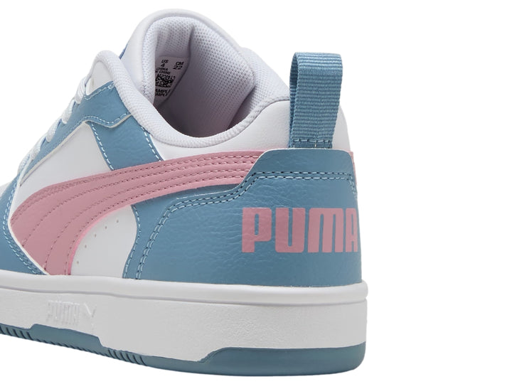 Tenis PUMA Rebound V6 Lo Jr en colores blanco, azul y rosa con suela blanca.