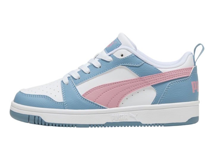 Tenis PUMA Rebound V6 Lo Jr en colores blanco, azul y rosa con suela blanca.