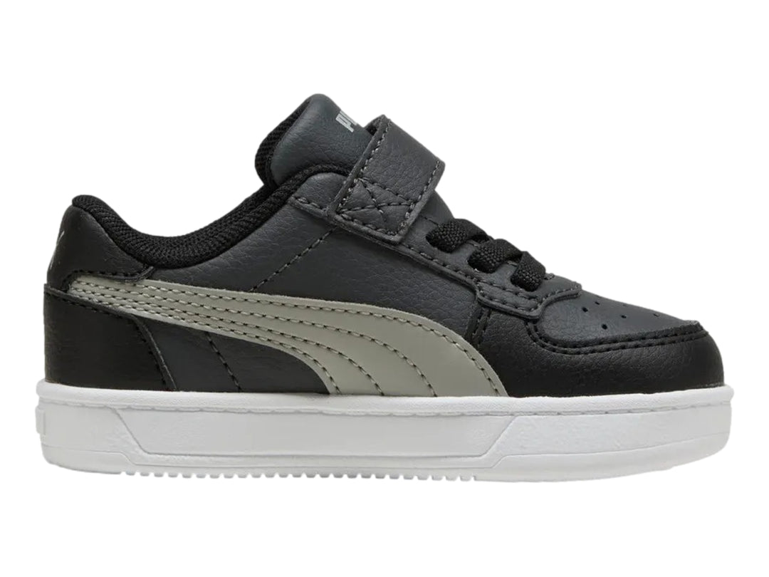 Tenis PUMA infantiles color negro con franja gris y suela blanca, con cierre de velcro y agujetas.