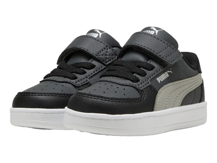 Tenis PUMA infantiles color negro con franja gris y suela blanca, con cierre de velcro y agujetas.