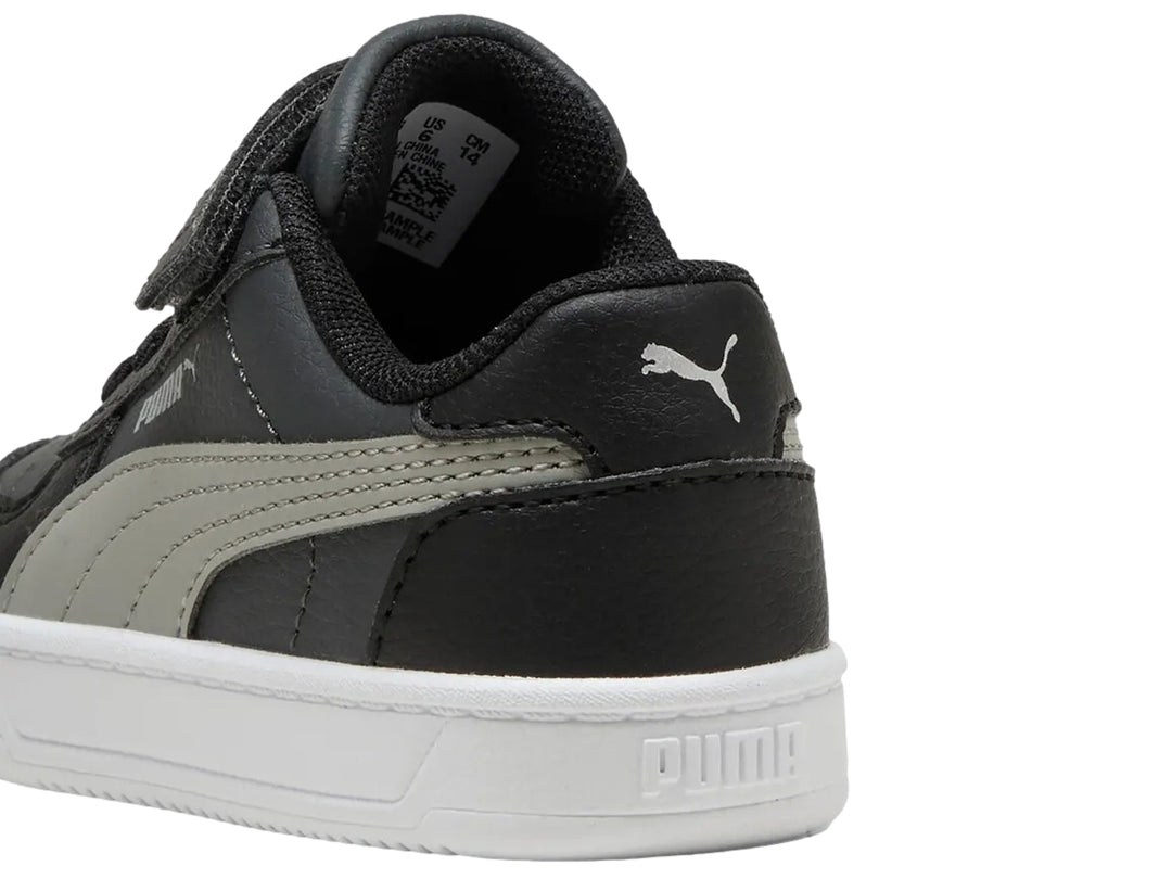 Tenis PUMA infantiles color negro con franja gris y suela blanca, con cierre de velcro y agujetas.