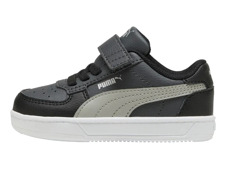Tenis PUMA infantiles color negro con franja gris y suela blanca, con cierre de velcro y agujetas.