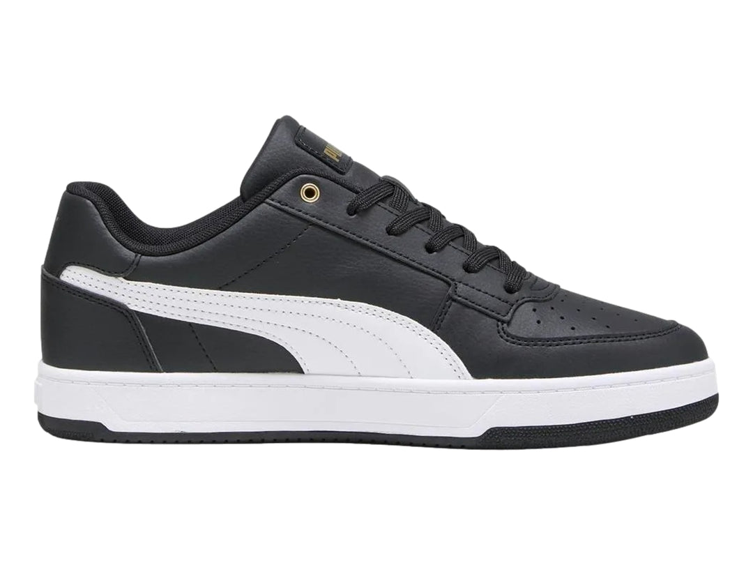 Tenis PUMA Caven 2.0 color negro con franja y suela blanca y detalles dorados.