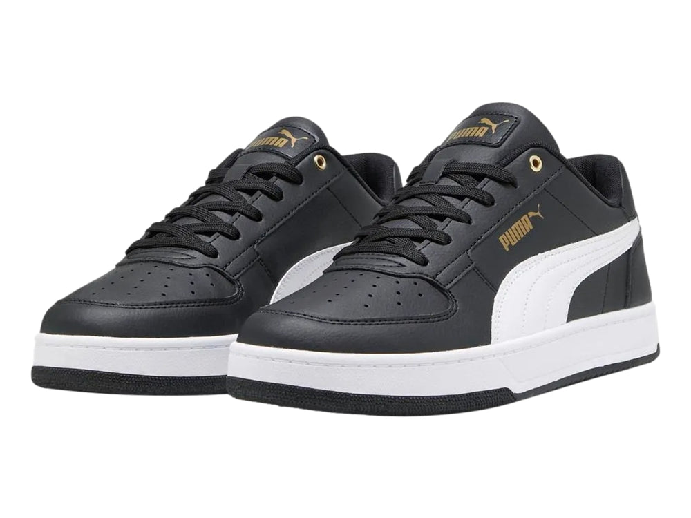 Tenis PUMA Caven 2.0 color negro con franja y suela blanca y detalles dorados.
