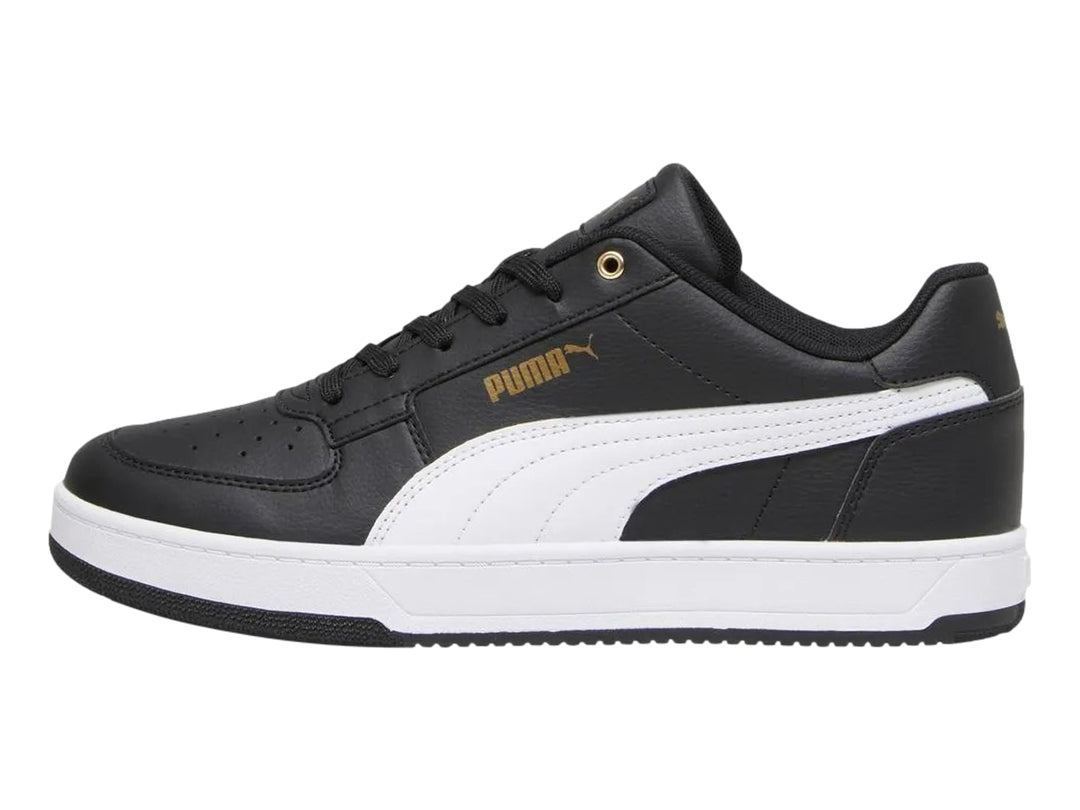 Tenis PUMA Caven 2.0 color negro con franja y suela blanca y detalles dorados.