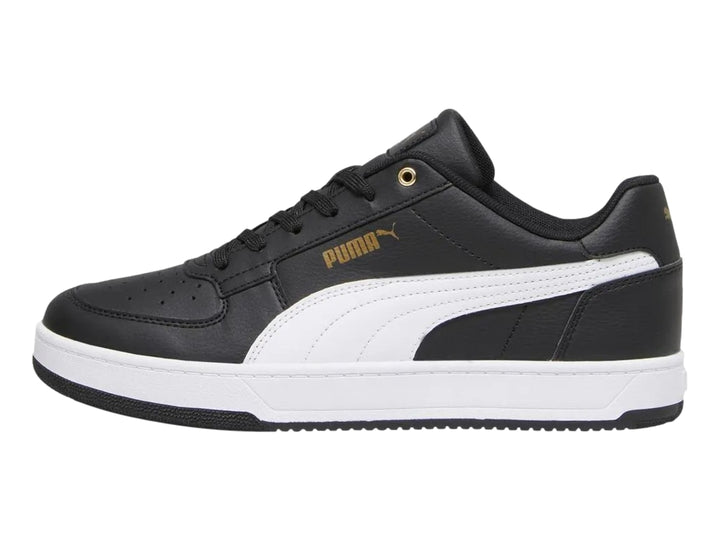 Tenis PUMA Caven 2.0 color negro con franja y suela blanca y detalles dorados.