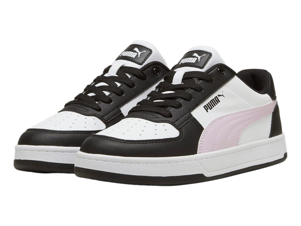 Tenis PUMA Caven 2.0 en colores blanco y negro con detalle lateral en rosa y suela blanca.