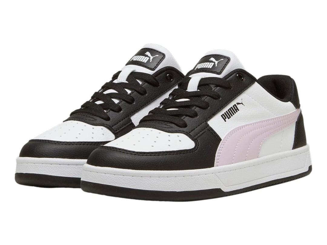 Tenis PUMA Caven 2.0 en colores blanco y negro con detalle lateral en rosa y suela blanca.