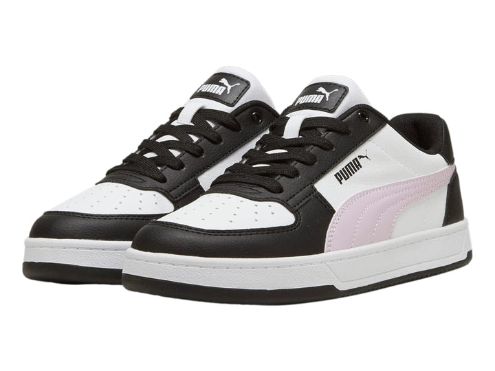 Tenis PUMA Caven 2.0 en colores blanco y negro con detalle lateral en rosa y suela blanca.