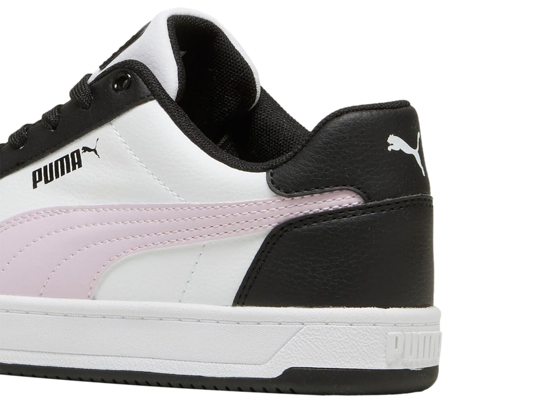Tenis PUMA Caven 2.0 en colores blanco y negro con detalle lateral en rosa y suela blanca.